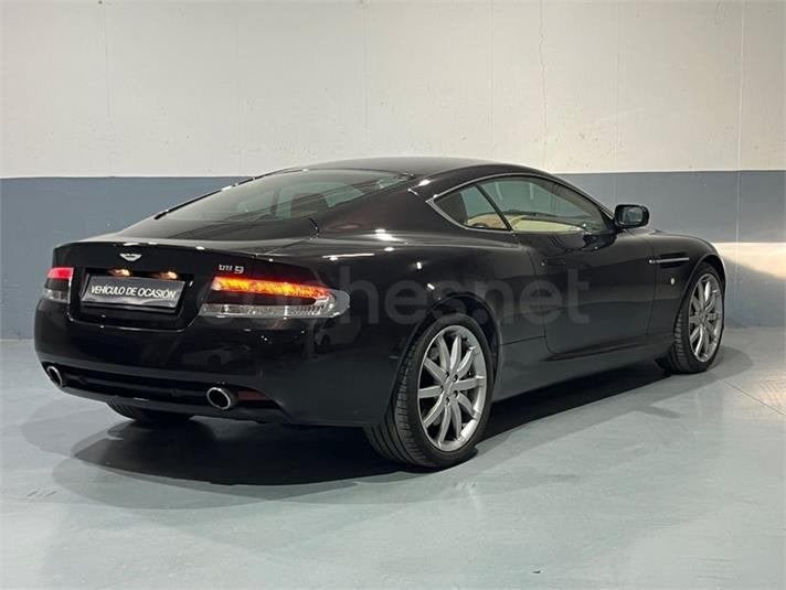 DB9 — tres cuartos trasero