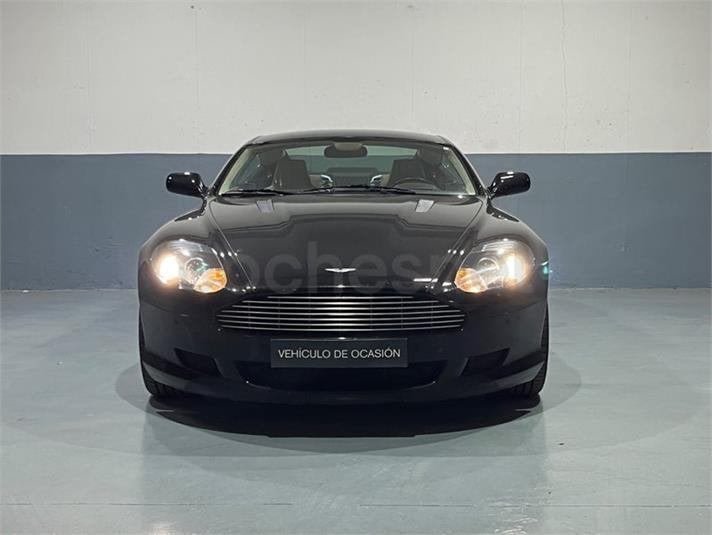 DB9 — vista frontal
